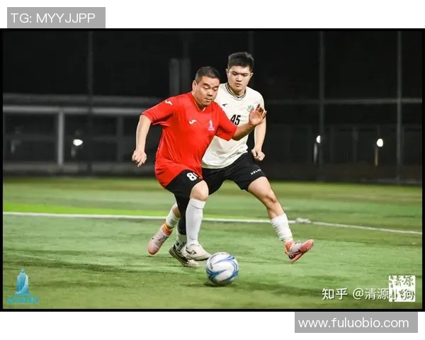 国内足球明星化身街头老人展现慈祥风采引发路人关注与热议